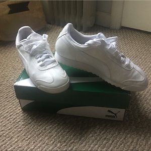 PUMAS ALL WHITE